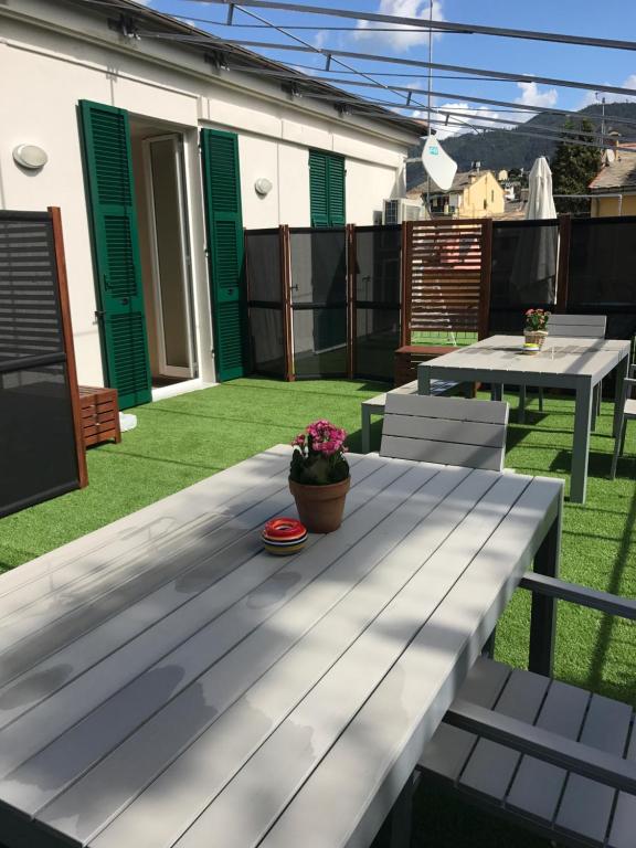 een houten bank op een patio met een tafel bij Affittacamere Il Borgo in Levanto