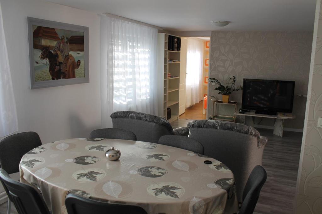 TV a/nebo společenská místnost v ubytování Apartament u Marzenki