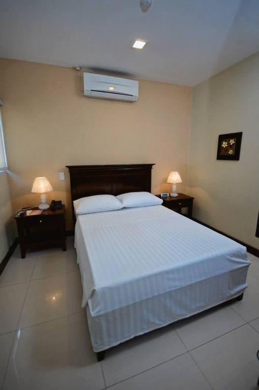 Postel nebo postele na pokoji v ubytování Hotel Formosa Daet