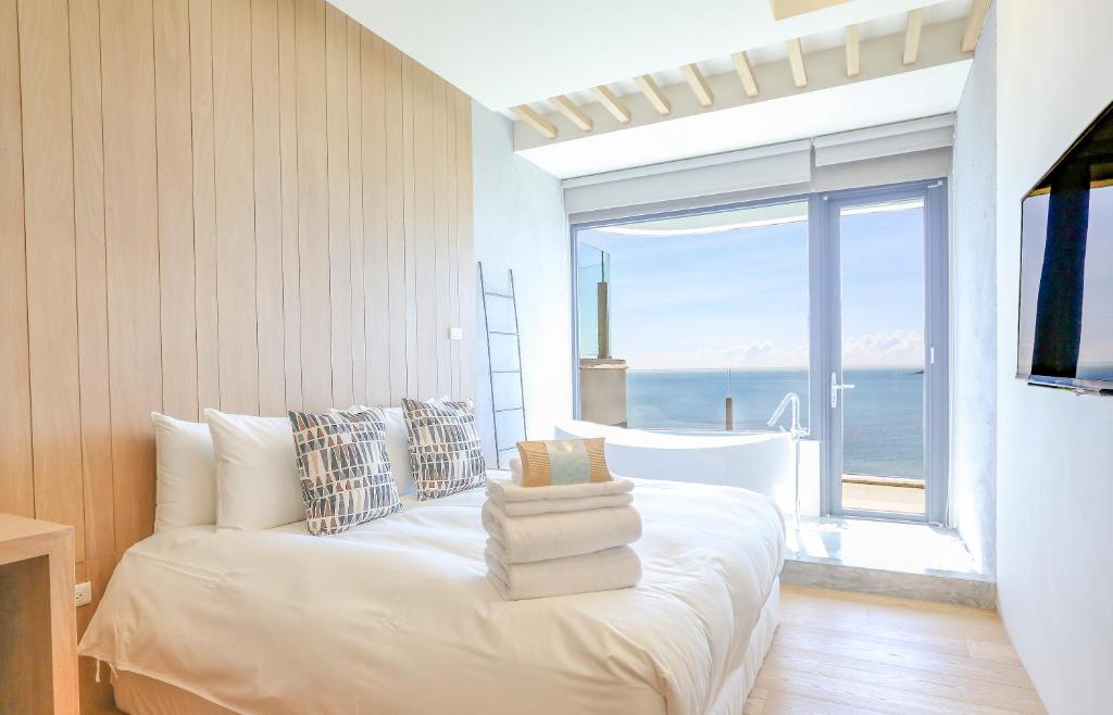 Postel nebo postele na pokoji v ubytování Laguna Villas & Resorts