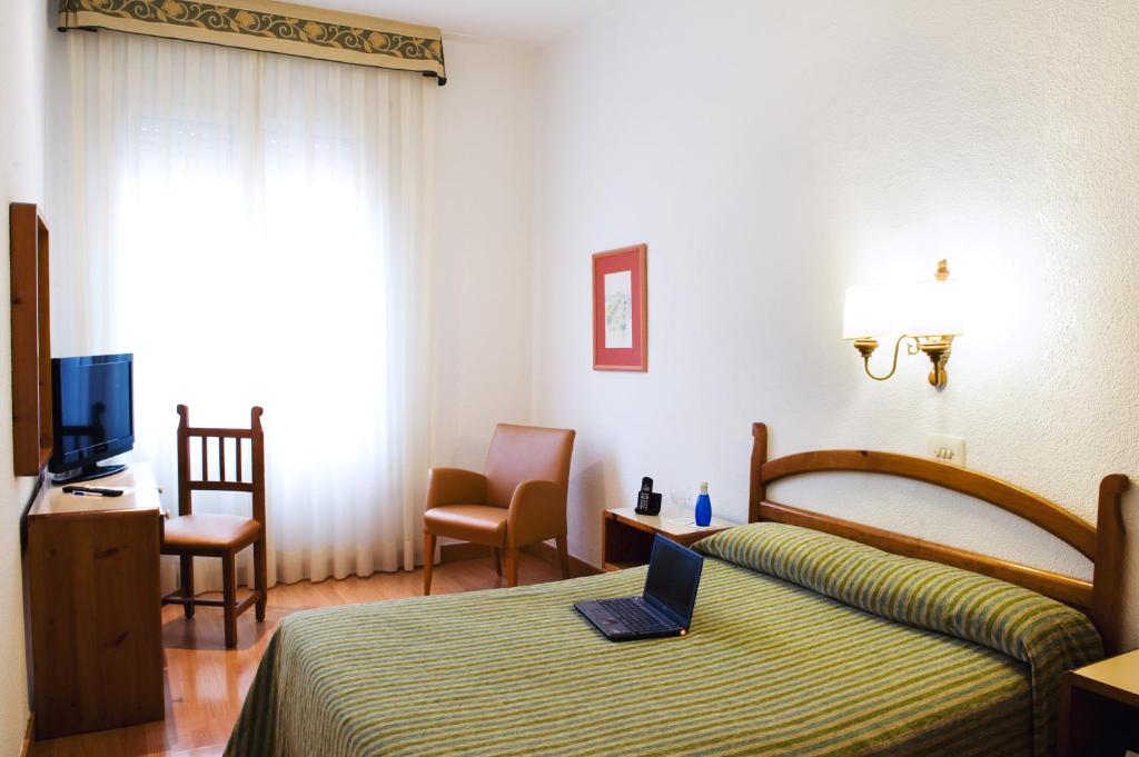 Posteľ alebo postele v izbe v ubytovaní Hotel Miramar Badalona
