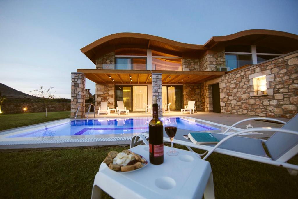 The swimming pool at or close to Estrella Villas