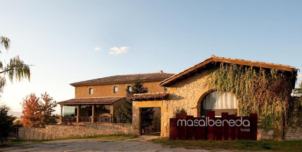 un edificio con una señal delante de él en Mas Albereda, en Sant Juliá de Vilatorta