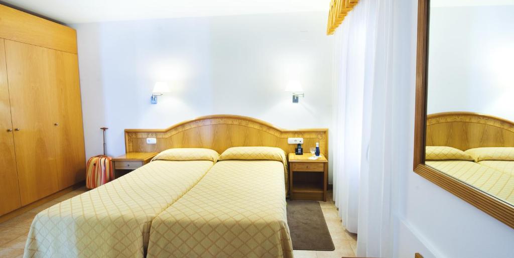 Posteľ alebo postele v izbe v ubytovaní Hotel Miramar Badalona