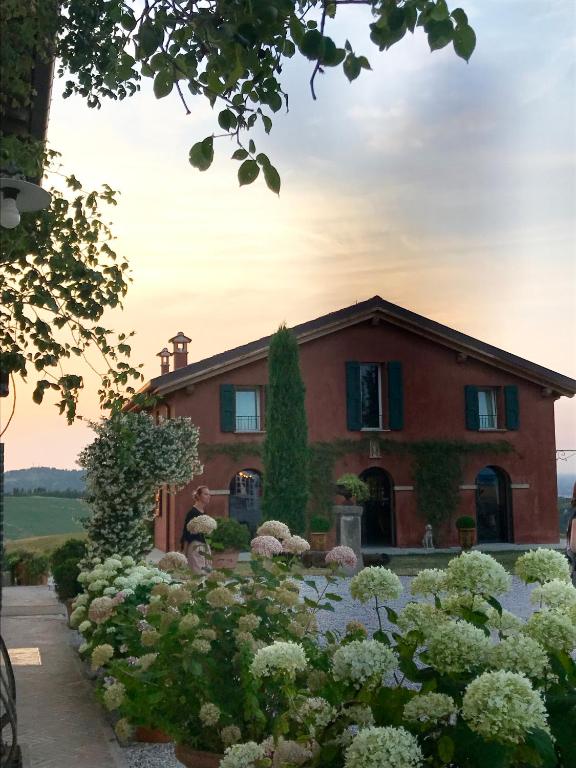 a house with a garden in front of it at B&B Cà Bianca dell'Abbadessa in San Lazzaro di Savena