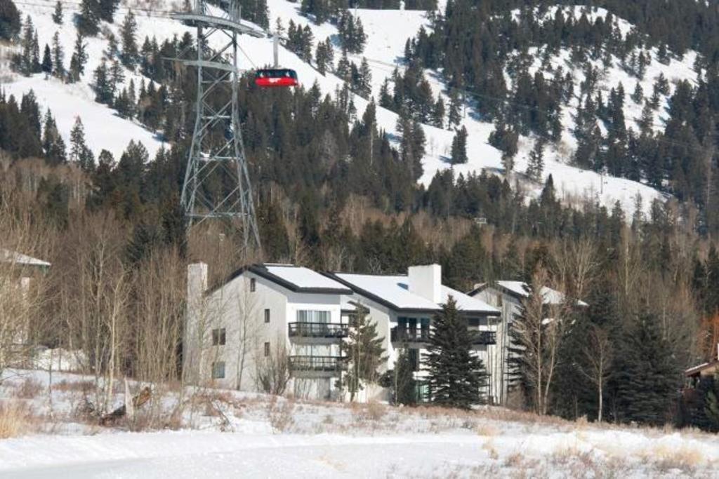 提頓村的住宿－JHRL - Four Seasons II #3 - Perfect mountain getaway，雪中滑雪缆车上的房屋