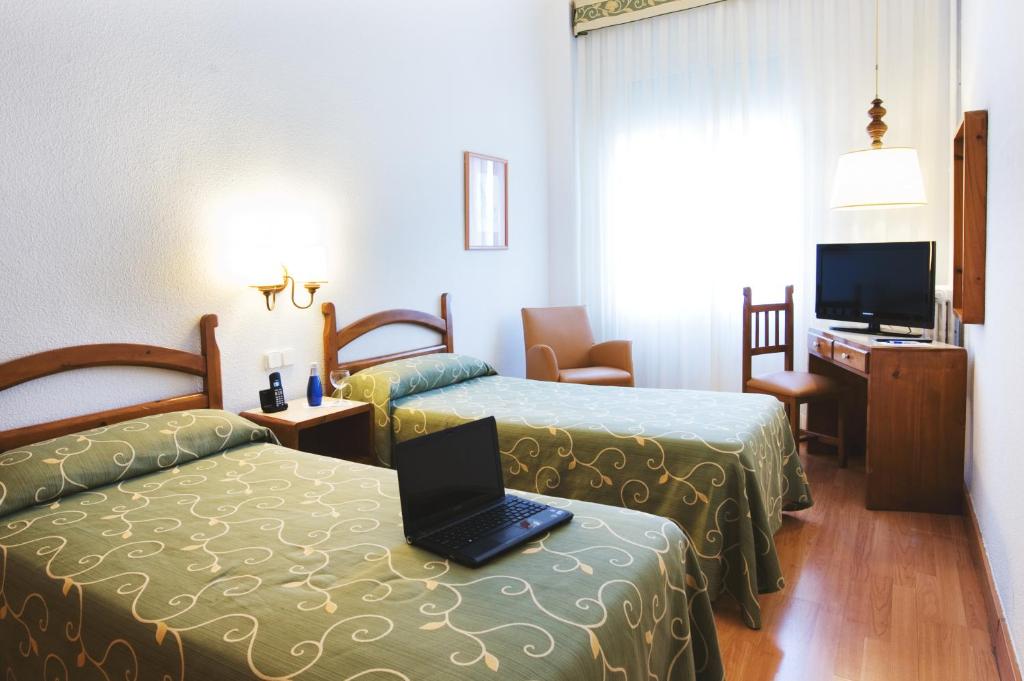 Posteľ alebo postele v izbe v ubytovaní Hotel Miramar Badalona