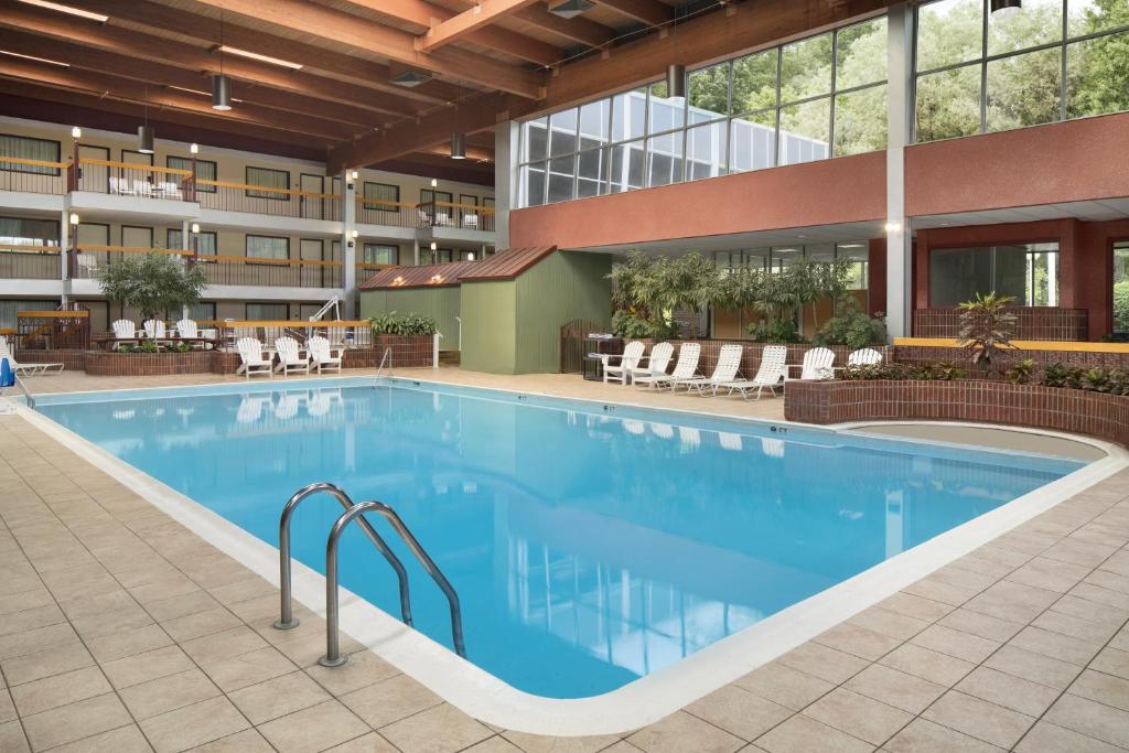 ein großer Pool im Innenhof eines Hotels in der Unterkunft Ramada by Wyndham Beaver Falls in Beaver Falls