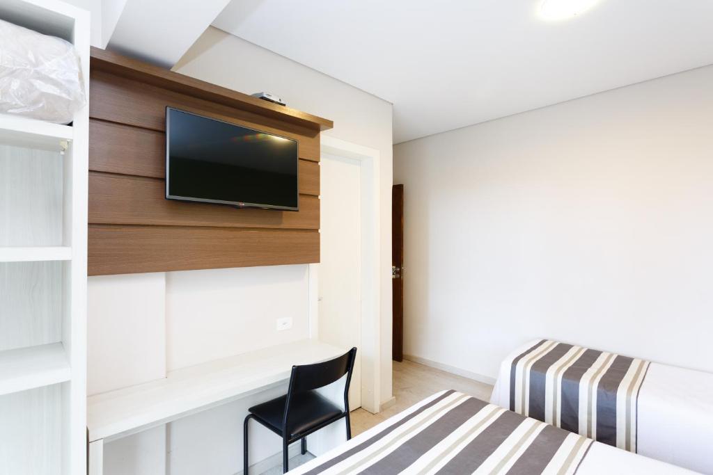 TV a/nebo společenská místnost v ubytování Hotel Sol By MRHotelaria