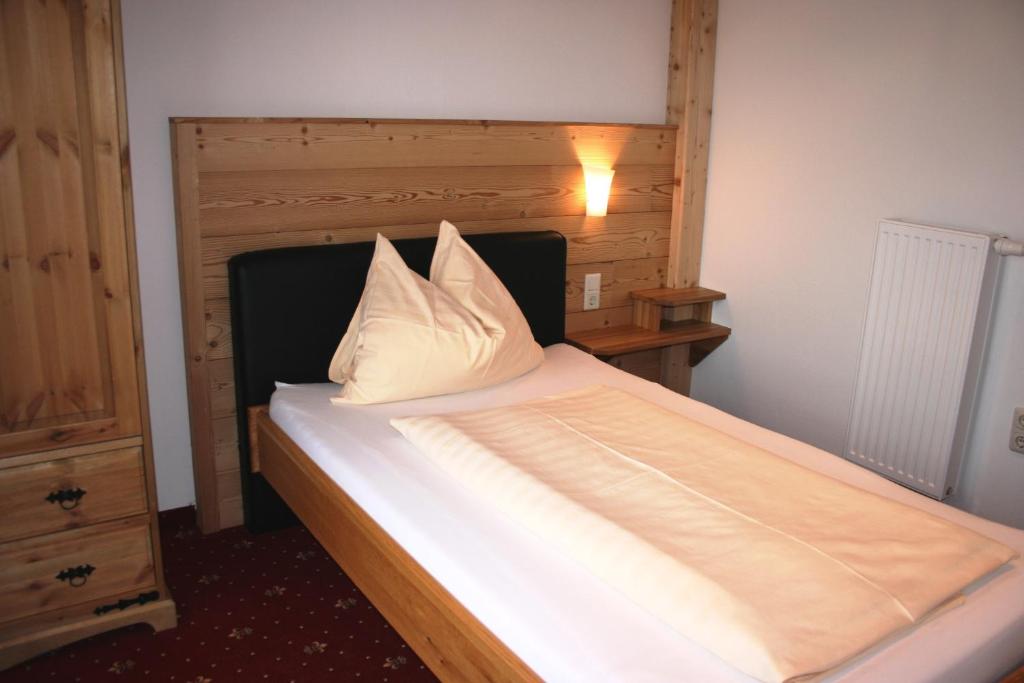 Postel nebo postele na pokoji v ubytování Hotel Schwengerer