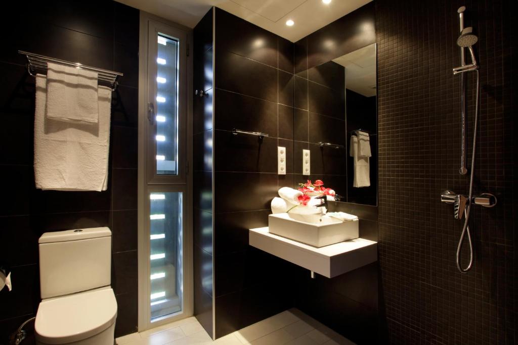 バルセロナにあるフィサ レンタルズ レス コルツ アパートメンツのバスルーム(トイレ、洗面台、シャワー付)