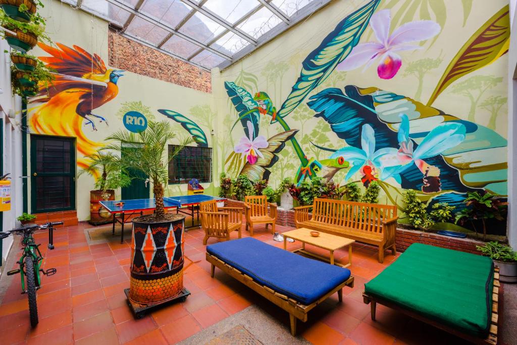 Cette chambre est dotée d'un mur orné d'une fresque murale fleurie. dans l'établissement La Quinta, à Bogotá