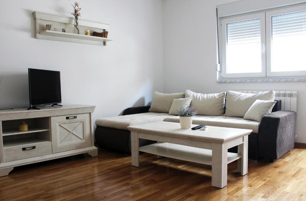 - un salon avec un canapé et une table dans l'établissement Apartment Leonis, à Belgrade