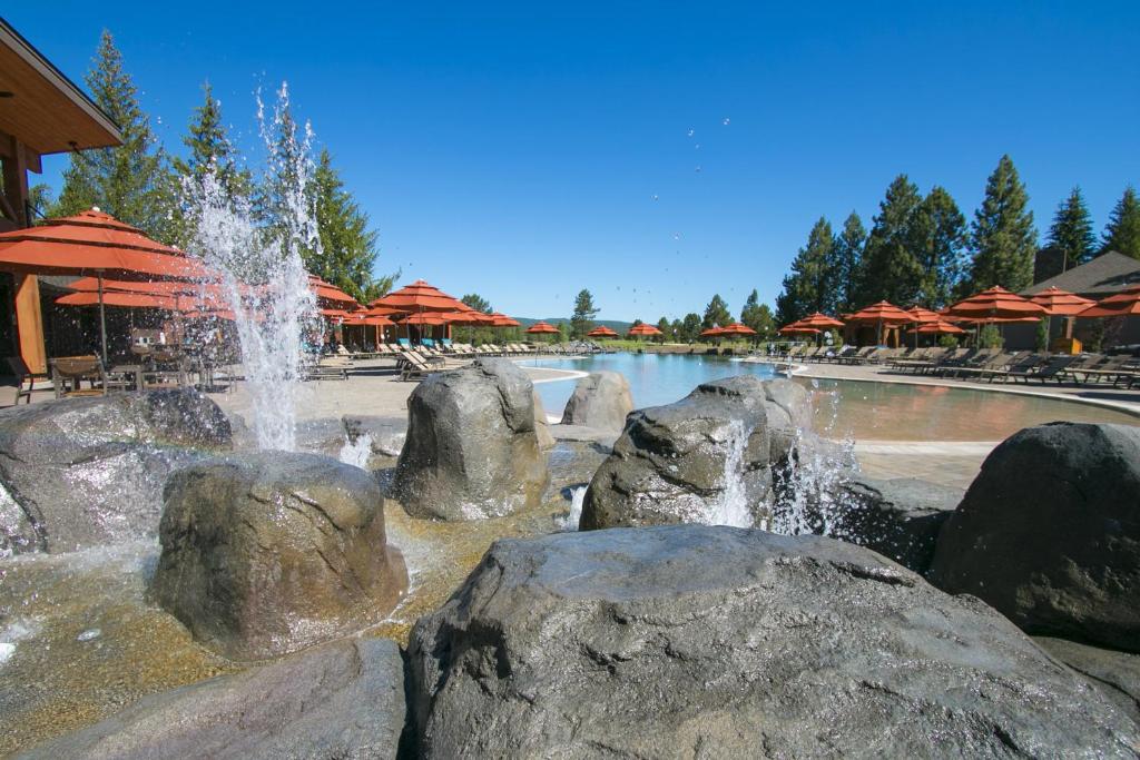 Bazén v ubytování Sunriver Resort nebo v jeho okolí