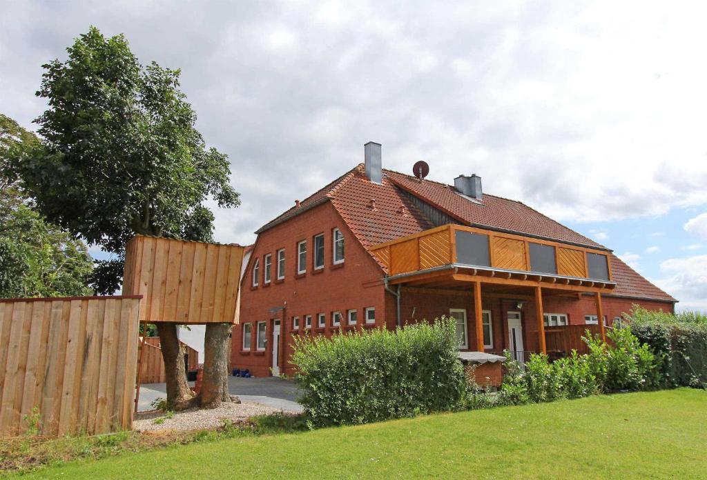クリンクにあるFerienwohnungen Klink SEE 9120の木塀付きの大きな赤レンガ造りの家
