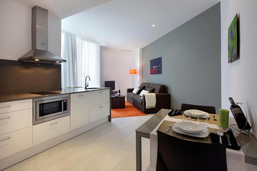 Kuchyňa alebo kuchynka v ubytovaní Fisa Rentals Les Corts Apartments