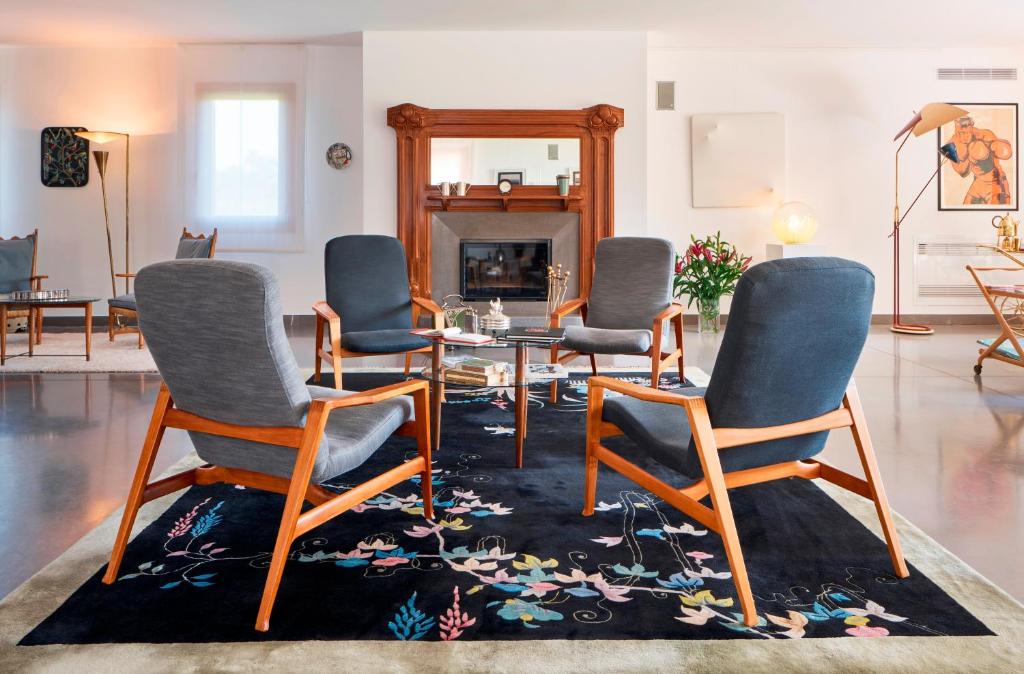 sala de estar con 4 sillas y mesa en Al Canton Agriturismo di Design, en San Michele al Tagliamento