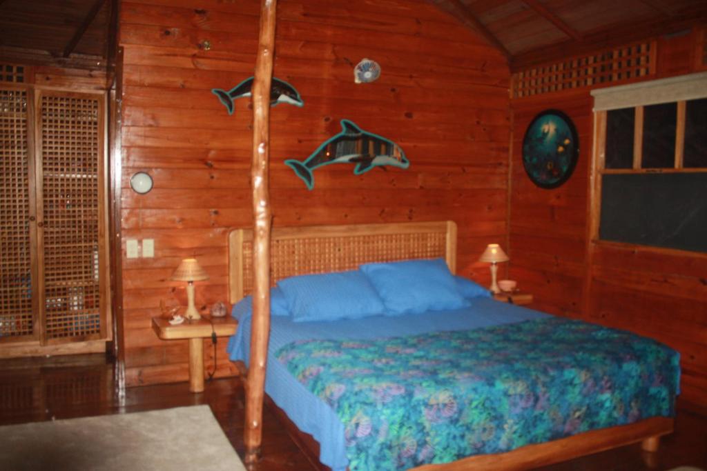 Postel nebo postele na pokoji v ubytování Beached Bungalow Overlooking the Pacific Ocean