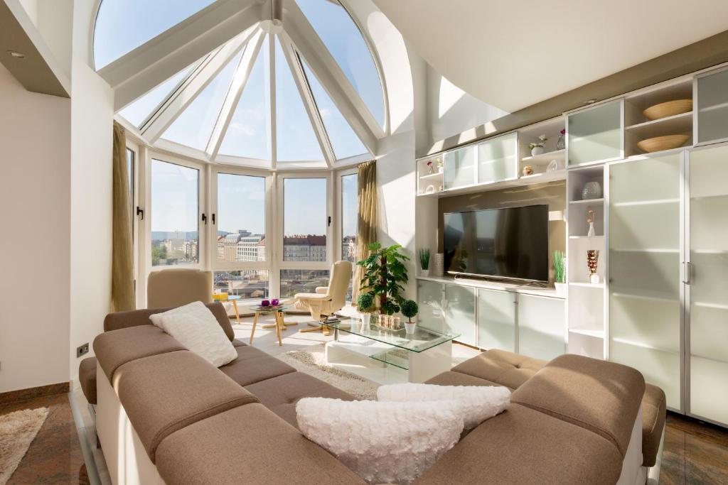 A television and/or entertainment centre at Panorama Dream Home w 3BDR, AC, Garage
