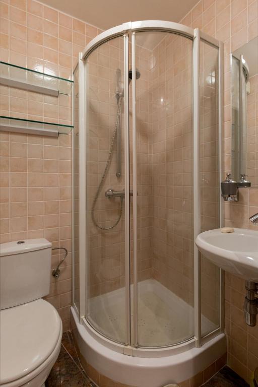 A bathroom at Panorama Dream Home w 3BDR, AC, Garage