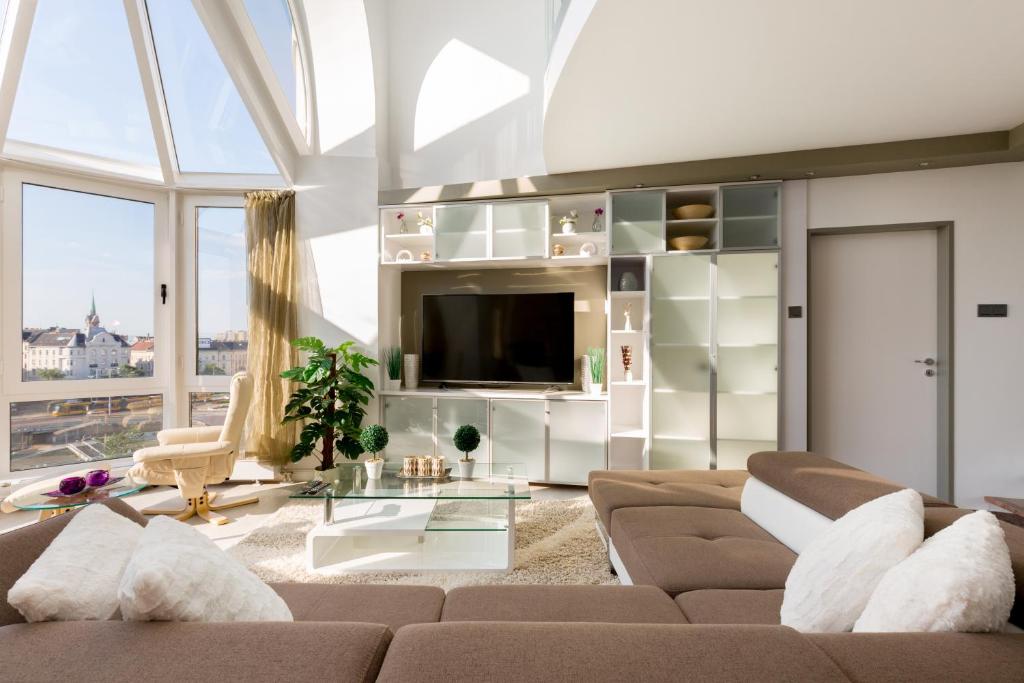 A television and/or entertainment centre at Panorama Dream Home w 3BDR, AC, Garage