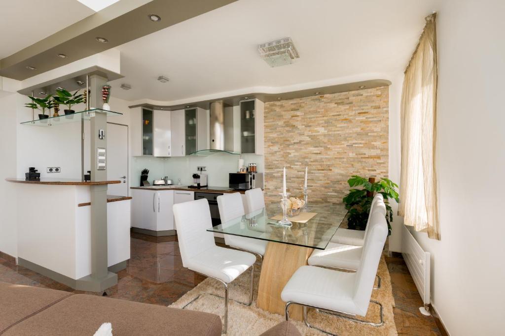 A kitchen or kitchenette at Panorama Dream Home w 3BDR, AC, Garage