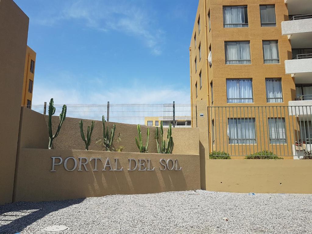 una señal para un hotel frente a un edificio en Departamento Portal del Sol Arica, en Arica