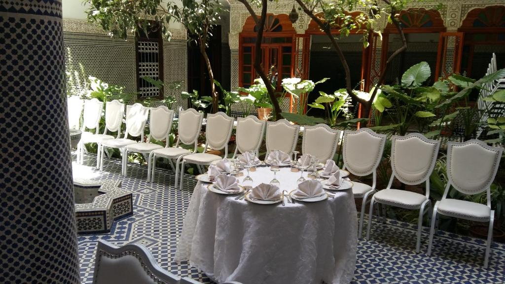 Restaurace v ubytování Riad Les Chrifis Navette Aéroport 24 sur 24