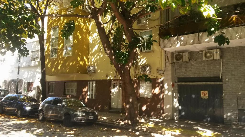 two cars parked in front of a building at Villa Crespo Arena in Buenos Aires