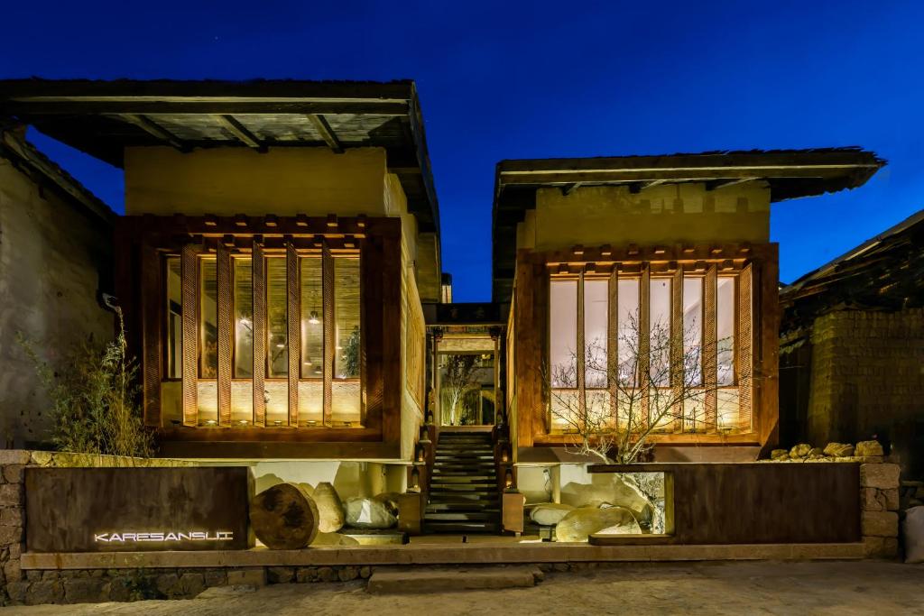 香格里拉香格里拉言意客栈的房屋前方设有窗户和楼梯