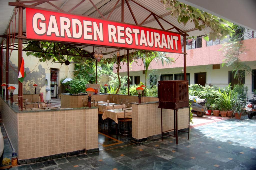 Restaurace v ubytování Hotel Sidhartha Walking Distance From TajMahal