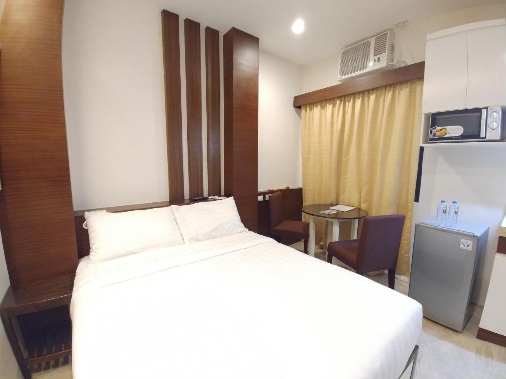 Postel nebo postele na pokoji v ubytování Bed and Bath Serviced Suites
