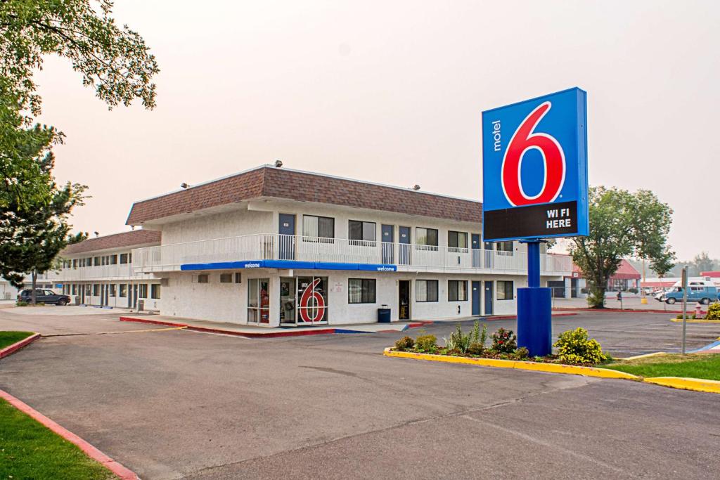 un edificio con una señal delante de él en Motel 6-Kalispell, MT en Kalispell