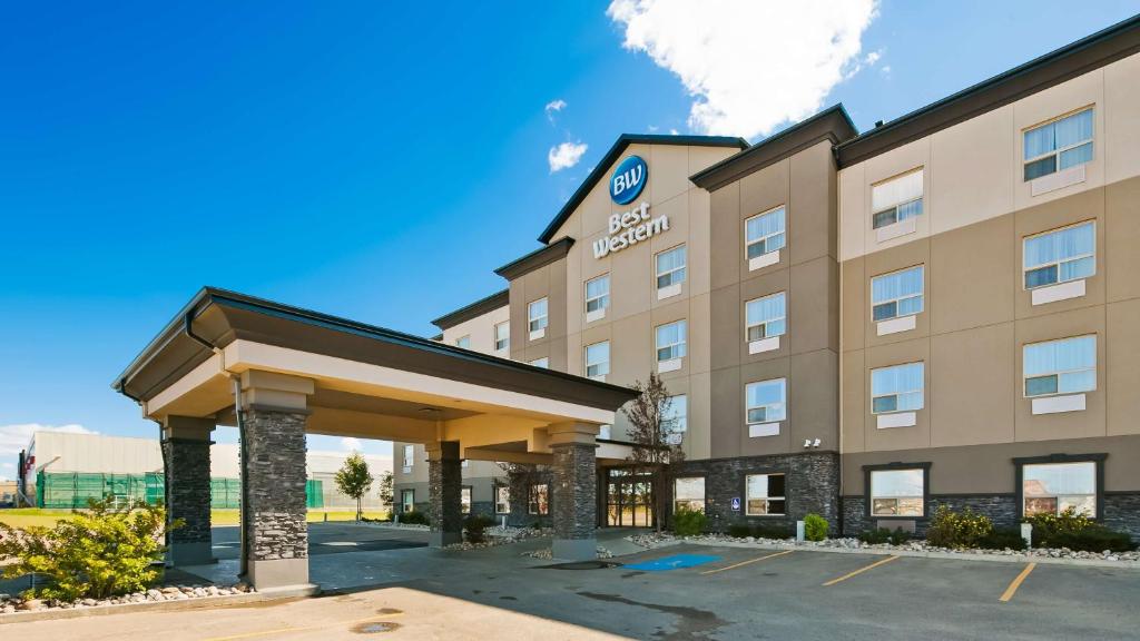 a rendering of a hotel with a parking lot at Best Western Wainwright Inn & Suites in Wainwright