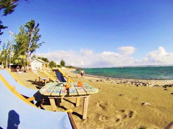- une table de pique-nique et des chaises sur la plage dans l'établissement Vert Marine, à Saint-Leu