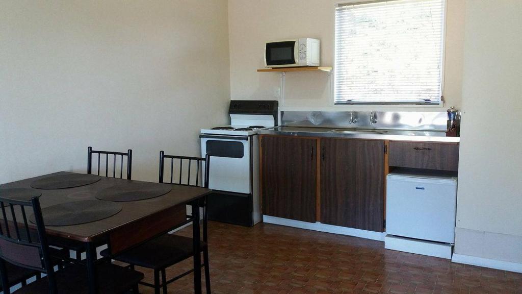 Kuchyň nebo kuchyňský kout v ubytování Pioneer Motel