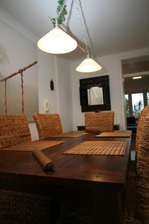 a dining room with a wooden table and chairs at Ferienwohnung Templin in Templin