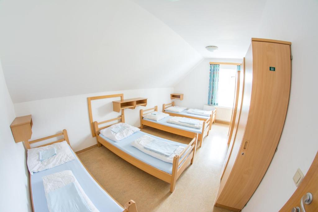 Postel nebo postele na pokoji v ubytování Jugendgästehaus Ulrichsberg
