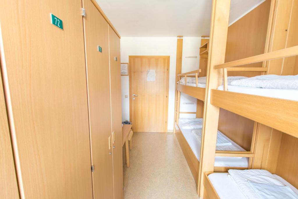 Postel nebo postele na pokoji v ubytování Jugendgästehaus Ulrichsberg