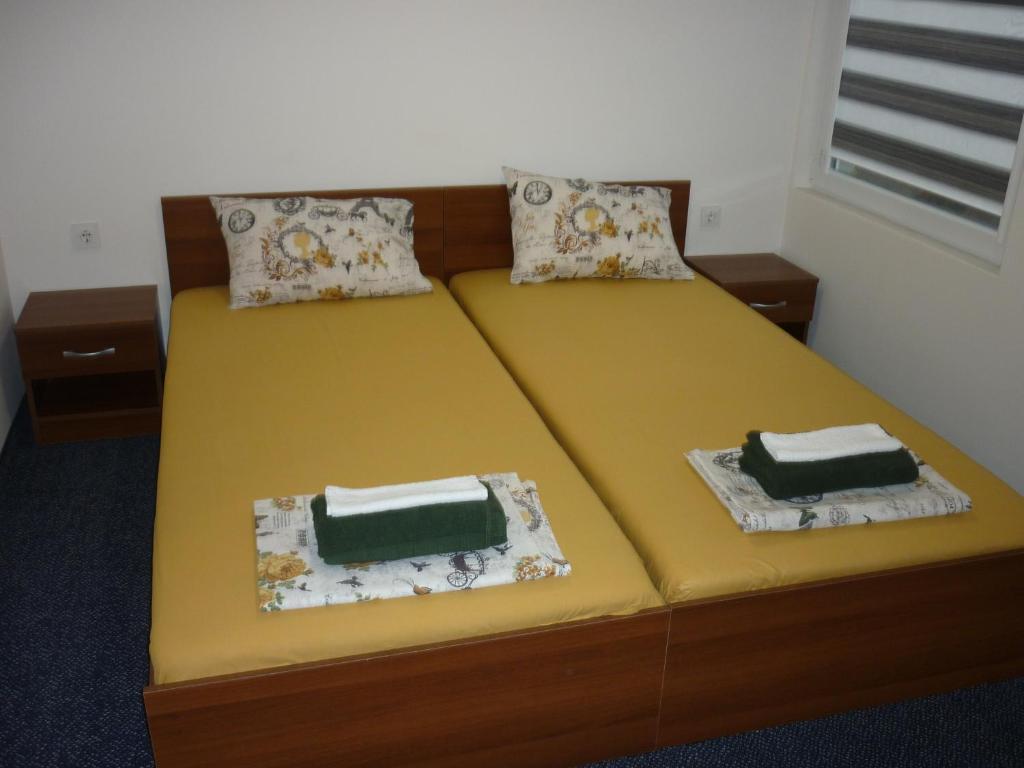 Postel nebo postele na pokoji v ubytování YALTA guesthouse