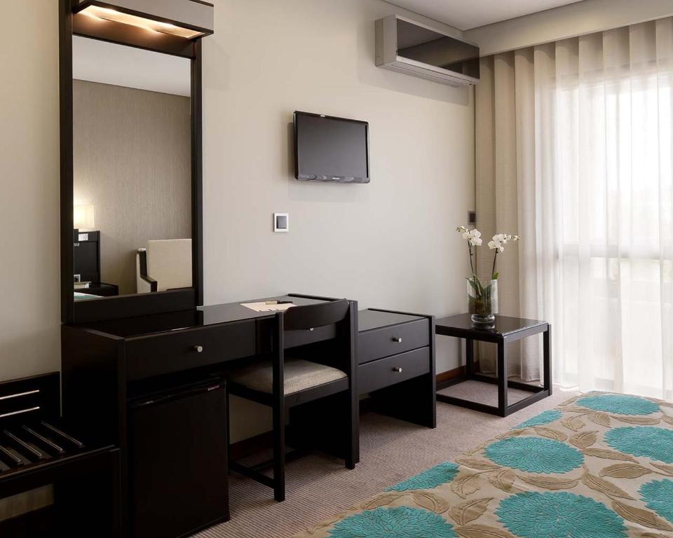TV a/nebo společenská místnost v ubytování Cardal Hotel