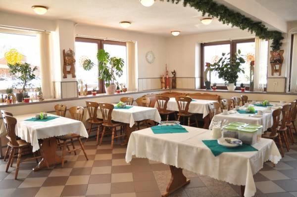 Reštaurácia alebo iné gastronomické zariadenie v ubytovaní Ośrodek Wypoczynkowy Pod Stokiem