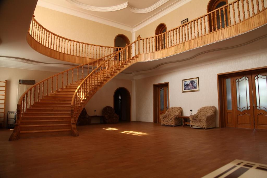 una habitación vacía con una escalera de caracol en un edificio en Villa on Fetali Khan, en Quba