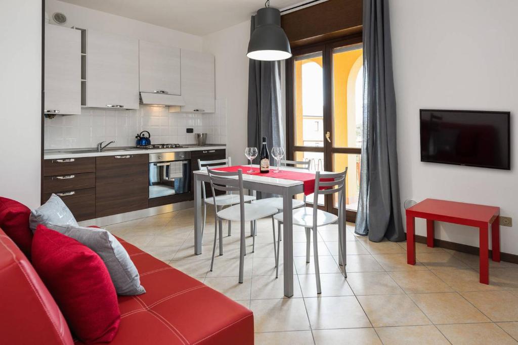 トッリ・デル・ベーナコにあるOrtaglia A3のリビングルーム、キッチン(赤いテーブルと椅子付)