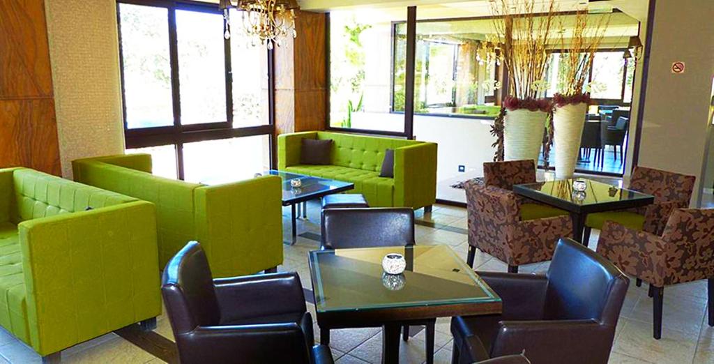 Posezení v ubytování Santa Helena Hotel