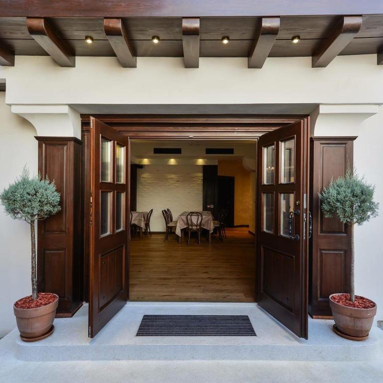 De façade/entree van Hotel Barleti