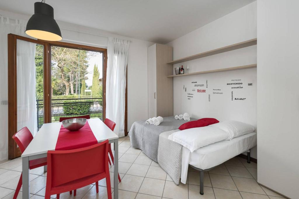 una camera con letto, scrivania e tavolo di San Benedetto di Lugana 2 a Peschiera del Garda