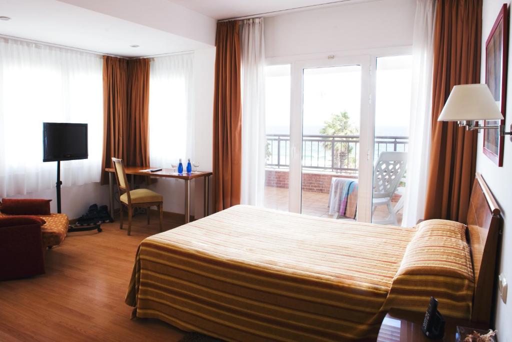 Posteľ alebo postele v izbe v ubytovaní Hotel Miramar Badalona