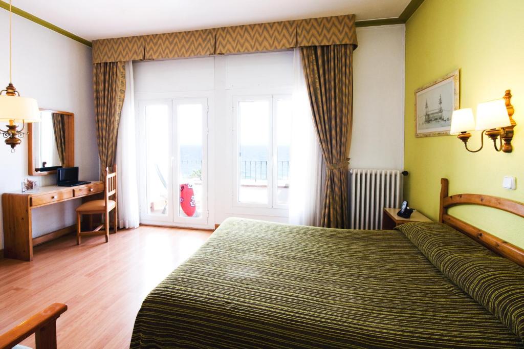 Posteľ alebo postele v izbe v ubytovaní Hotel Miramar Badalona