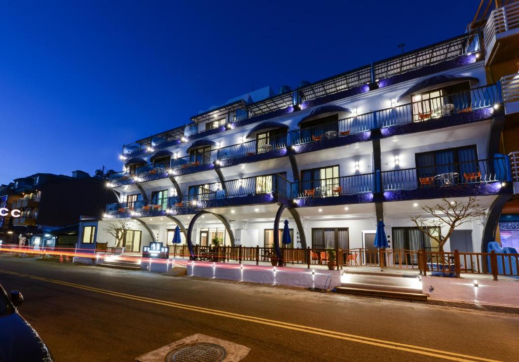 un edificio con luces en el lateral de una calle en Kenting Coast Resort en Kenting